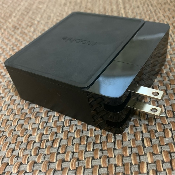 Mophie Powerstation Hub Qi-Enabled Power Bank - Picture 3 of 8